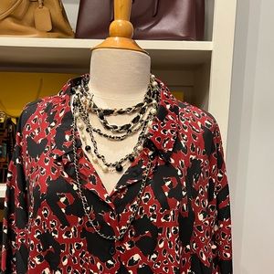 FABULOUS ANIMALPRINT   This top is awesome long sleeves, fancy cuffs, loose fit